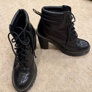 NWOB DOC MARTEN PERSEPHONE BLACK PLATFORM HEEL BOOTS 8 VEUC